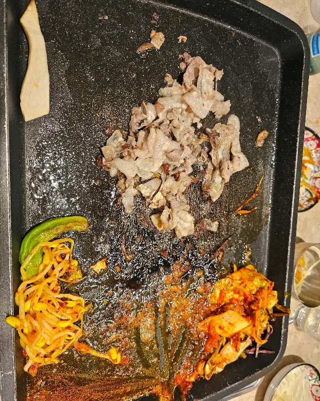 깔끔하게 비워낸 불판이 맛집 인증