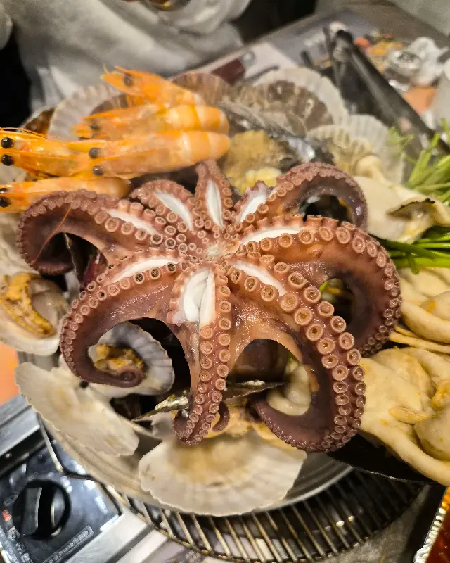 싱싱한 해산물이 가득한 한 상