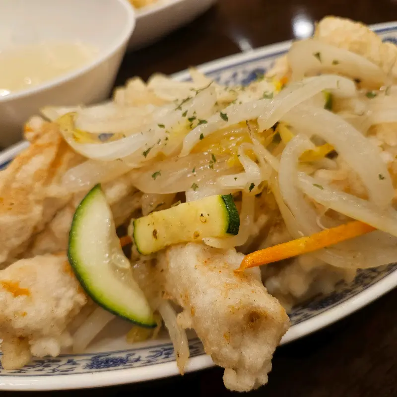 바삭한 탕수육과 신선한 야채