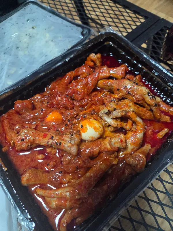 포장 용기에 담긴 국물 닭발