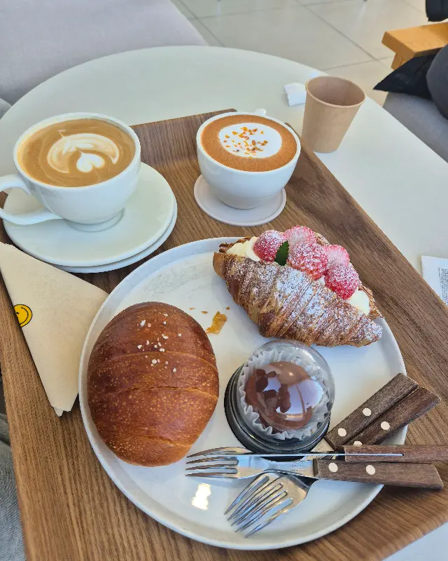 다양한 빵과 음료