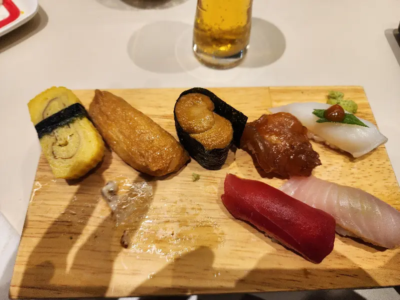 정갈하게 담긴 초밥과 시원한 생맥주