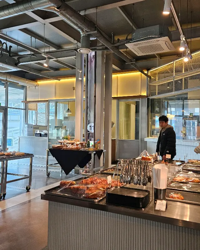 다양한 빵이 진열된 모습