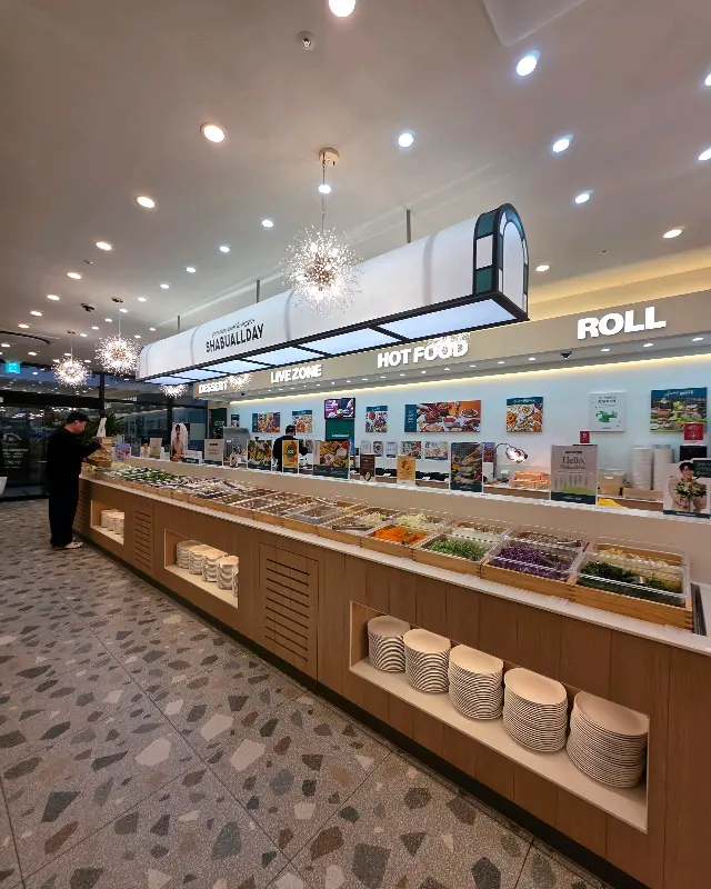 깔끔하게 정리된 샐러드바