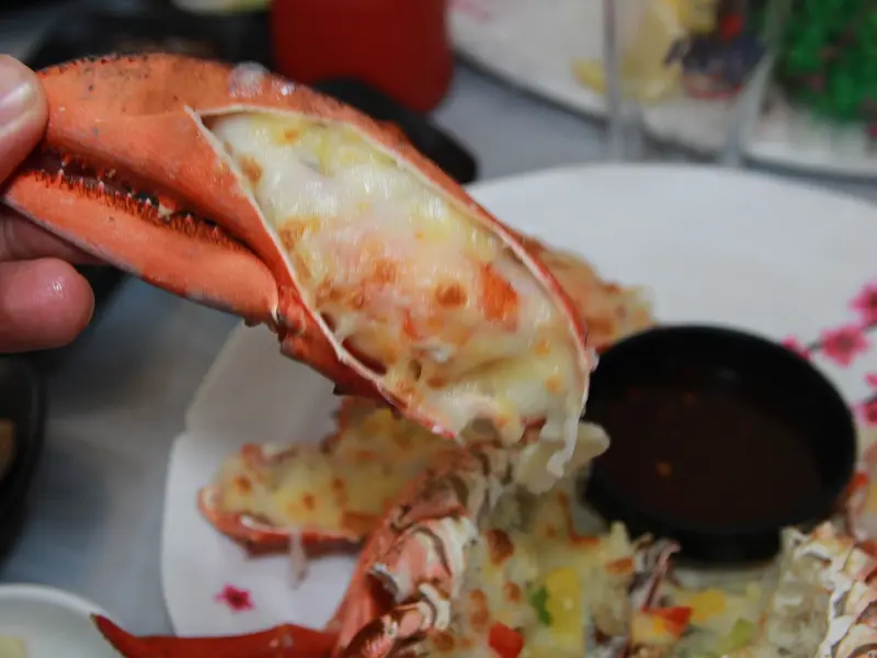 치즈가 듬뿍 올려진 랍스터 구이