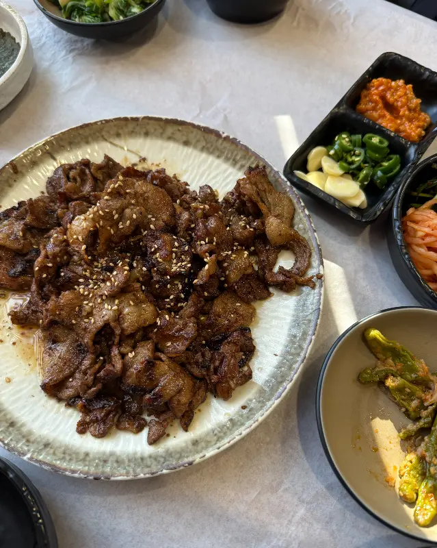 접시에 담긴 돼지불백