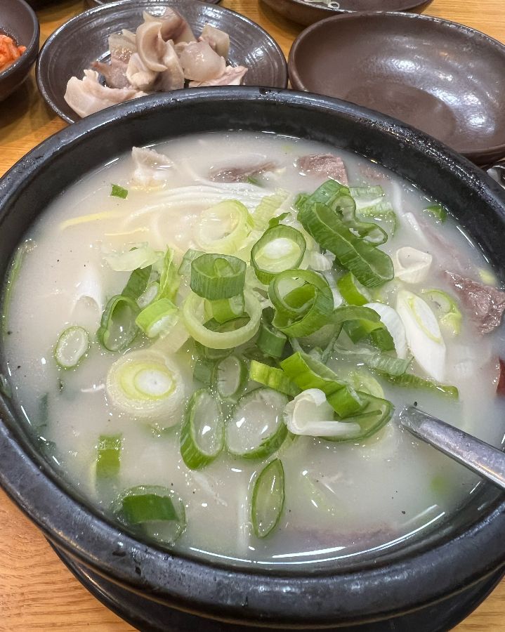 파가 듬뿍 올려진 우족탕의 모습