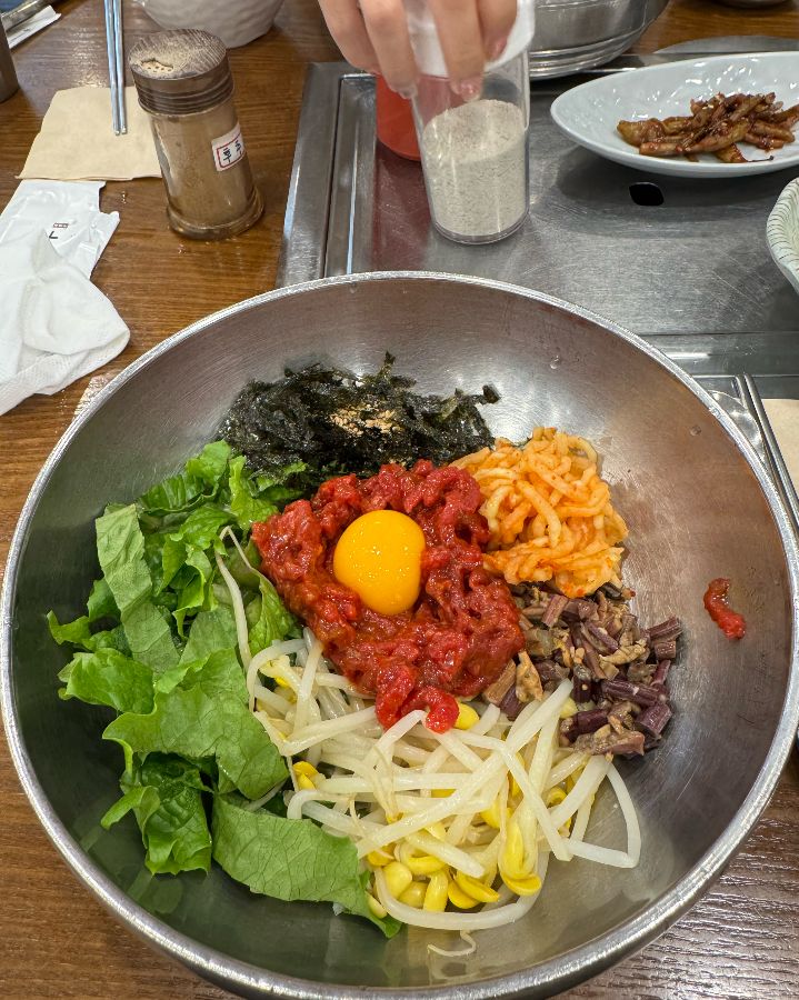 신선한 육회가 듬뿍 올려진 육회비빔밥