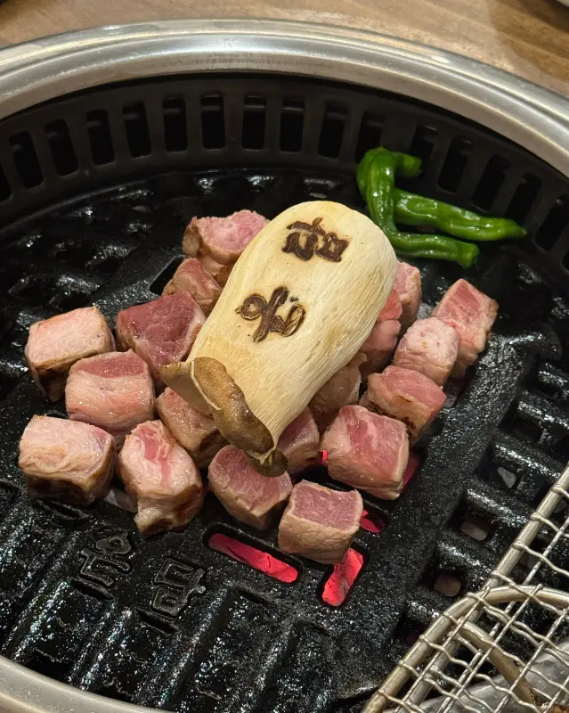 고기와 구운 버섯