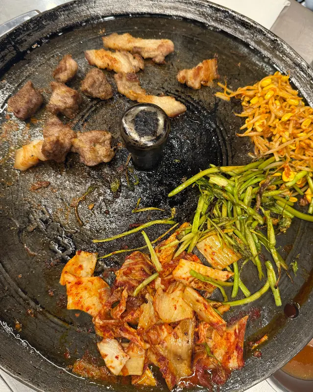 구운 김치와 삼겹살