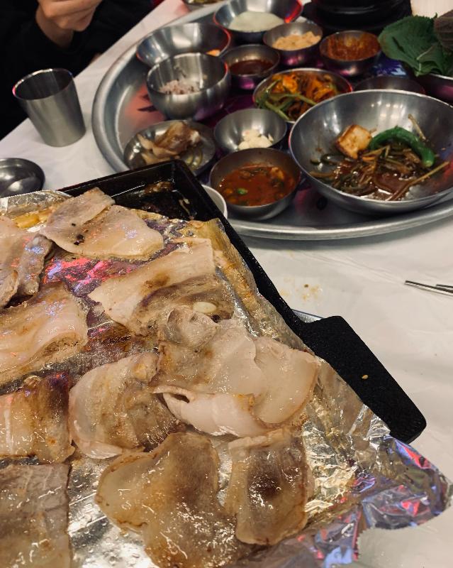 노릇하게 구워진 냉동 삼겹살