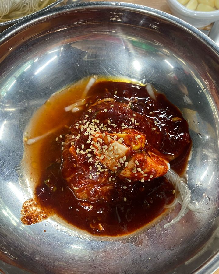 매콤달콤한 양념이 듬뿍 올려진 비빔냉면