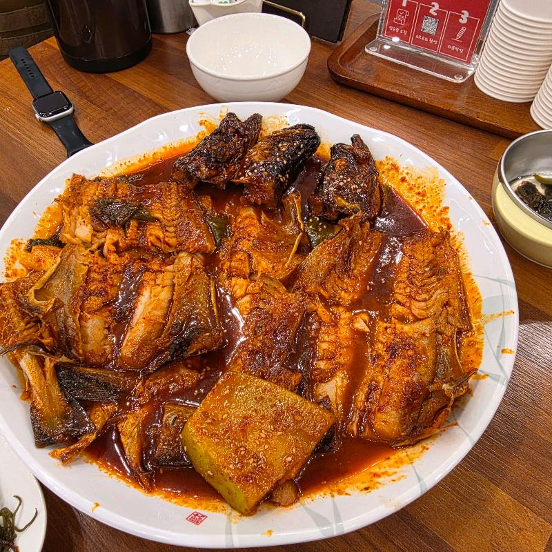 밥 위에 코다리 살 한 점