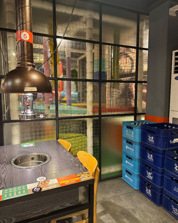 놀이방이 보이는 테이블