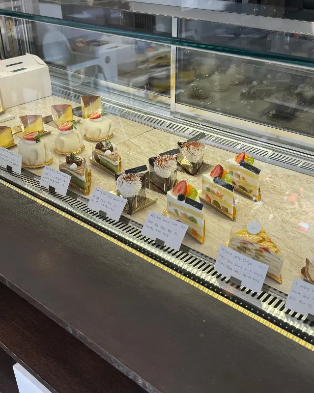 쇼케이스에 진열된 케이크