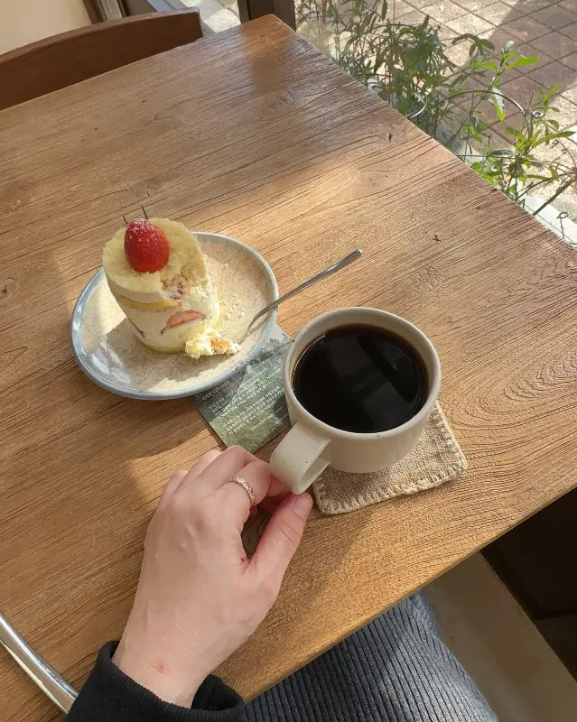 달콤한 바나나 푸딩과 따뜻한 아메리카노