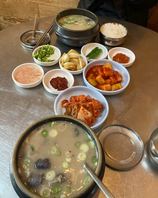 푸짐한 한 상 차림의 순대국밥