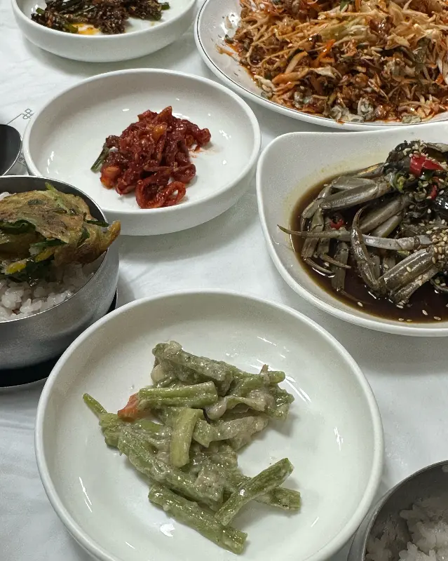 다양한 종류의 밑반찬이 놓여진 테이블