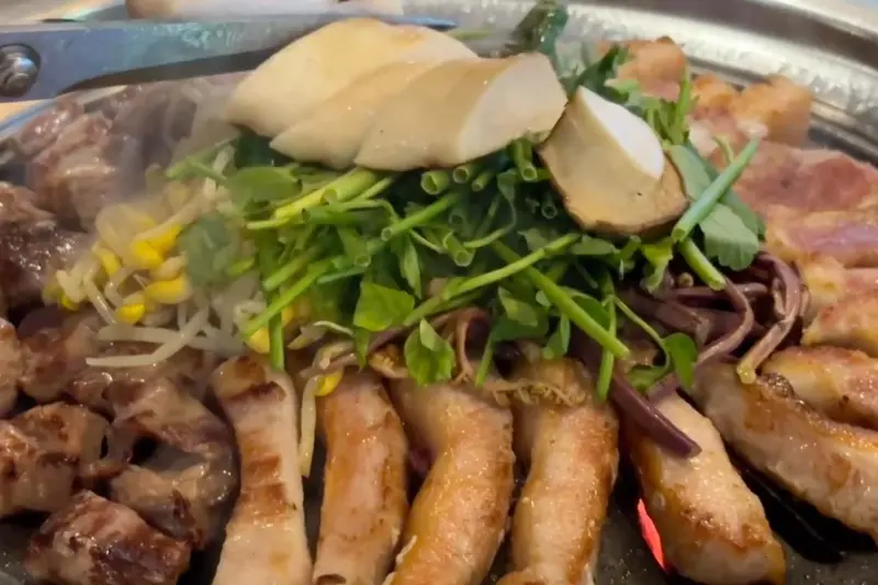 다 익은 삼겹살과 채소들