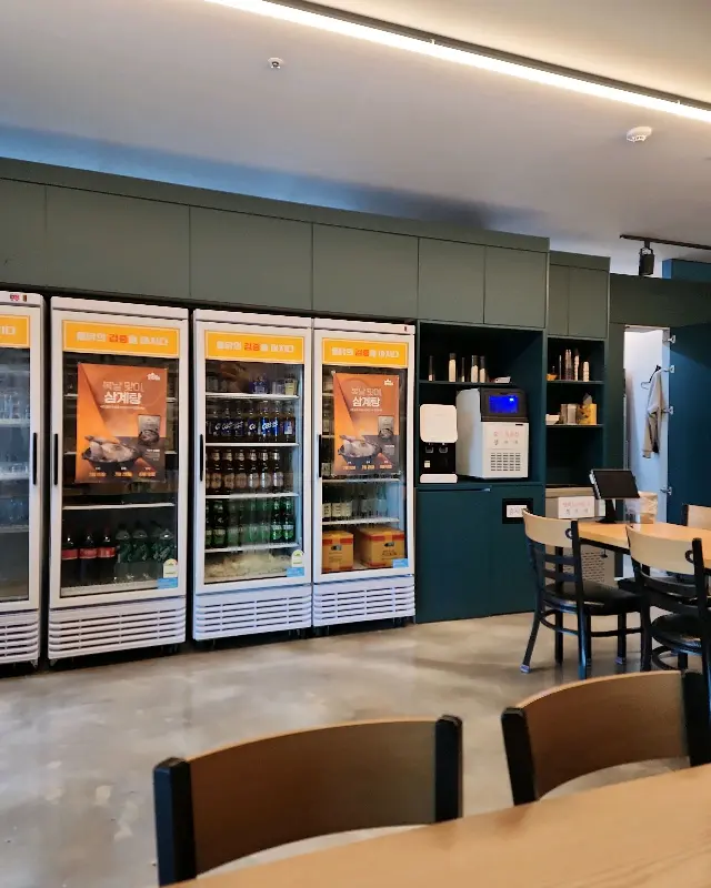 다양한 주류를 갖춘 냉장고