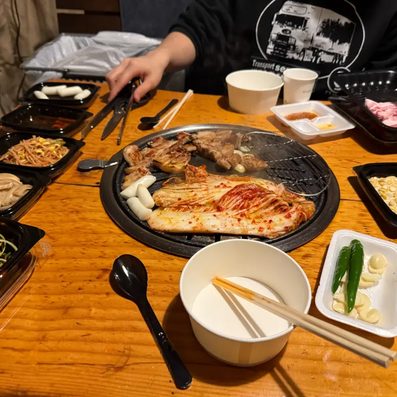 숯불에 구워지는 삼겹살과 김치