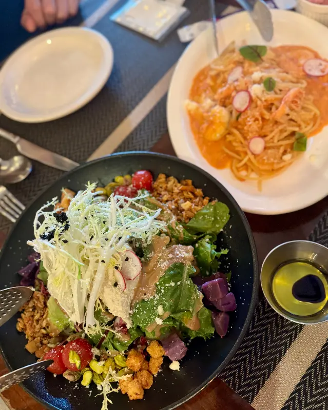 게살과 새우가 듬뿍 들어간 로제 파스타