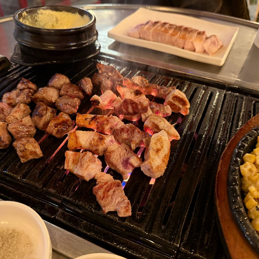 잘 구워진 삼겹살과 콘치즈