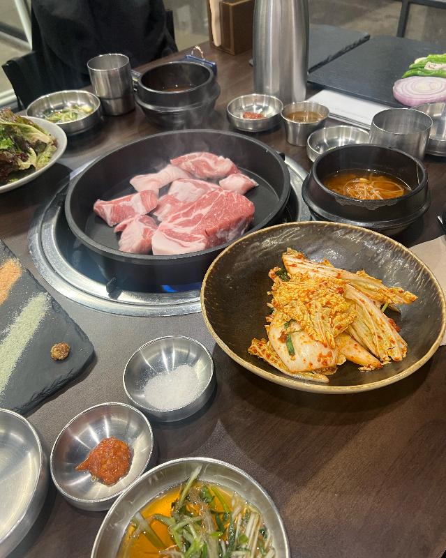 다채로운 밑반찬과 구워지는 고기
