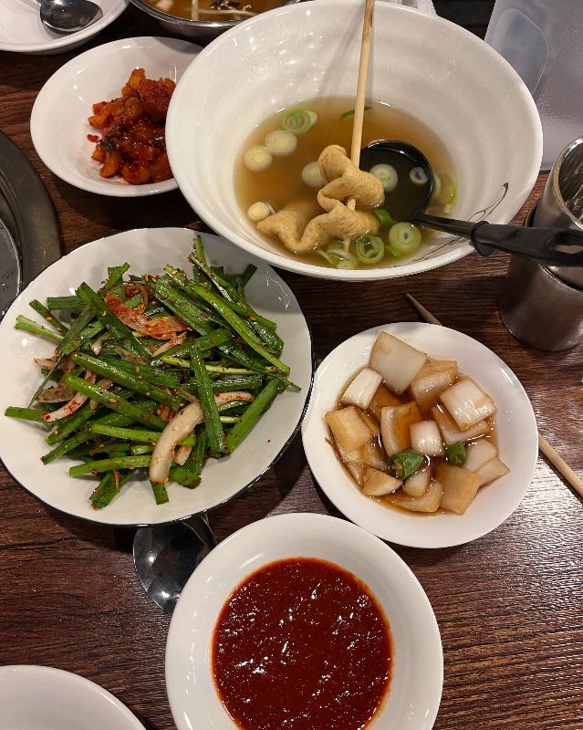 만덕숯닭의 푸짐한 밑반찬