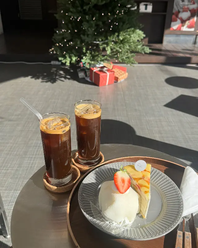 테이블 위에 놓인 음료와 디저트