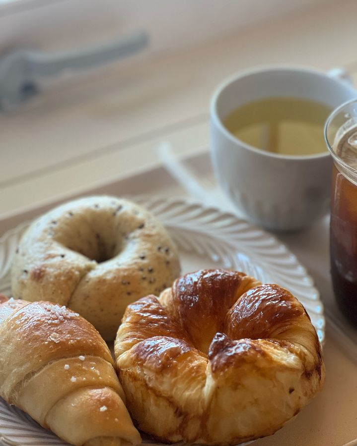 들기름 베이글과 버터스카치 크림라떼