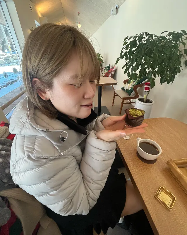 두쫀쿠를 들고 포즈를 취한 방문객