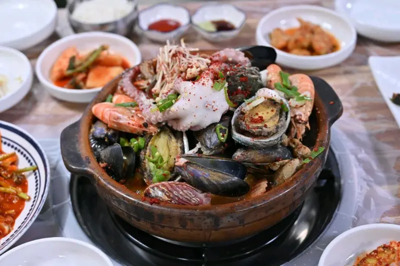 다양한 해산물이 푸짐하게 들어간 해물 뚝배기의 클로즈업 사진