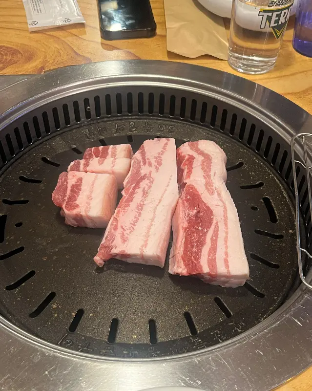 잘 익은 삼겹살 한 점