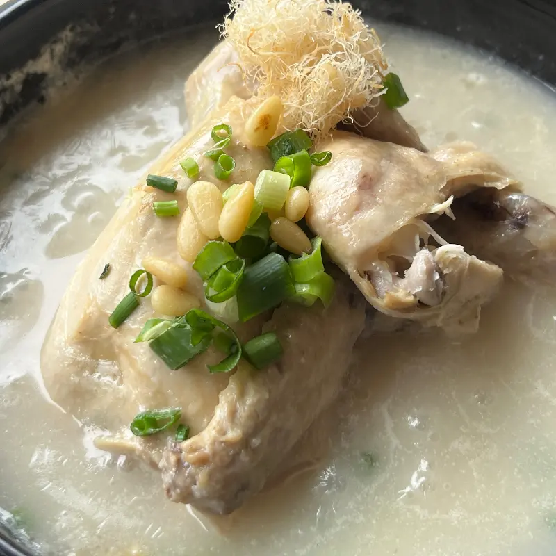 흑임자 삼계탕의 뽀얀 국물과 부드러운 닭고기