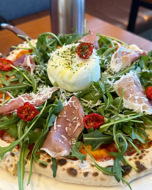 루꼴라와 프로슈토가 조화로운 피자