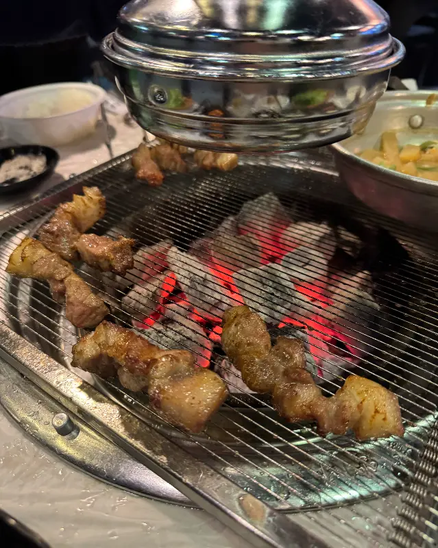 숯불 위에서 맛있게 구워지는 가브리살