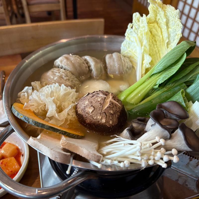 만두와 야채가 듬뿍 들어간 옹심이 만두전골