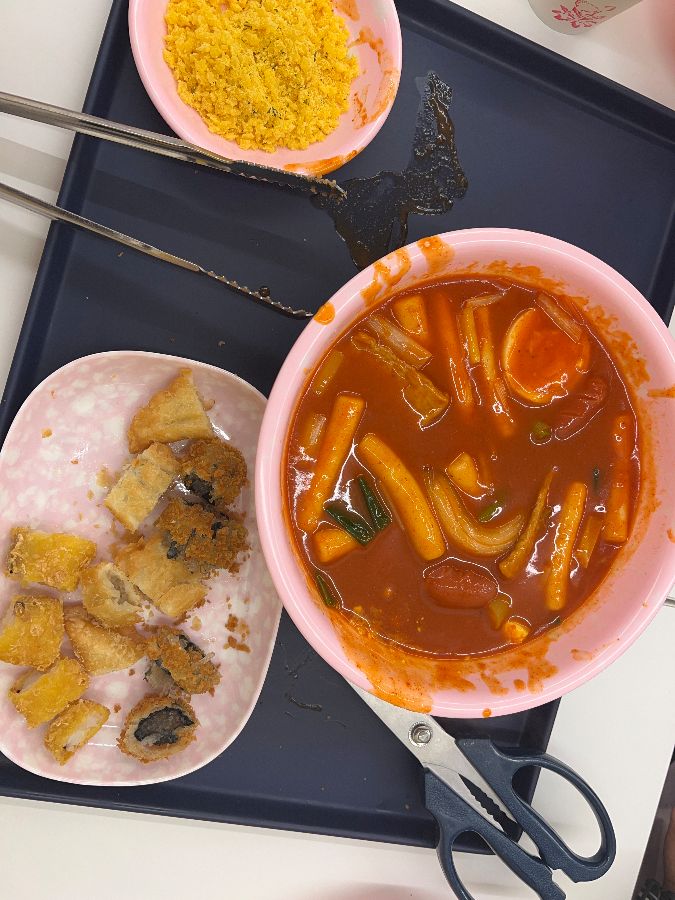 매콤달콤한 떡볶이와 바삭한 튀김