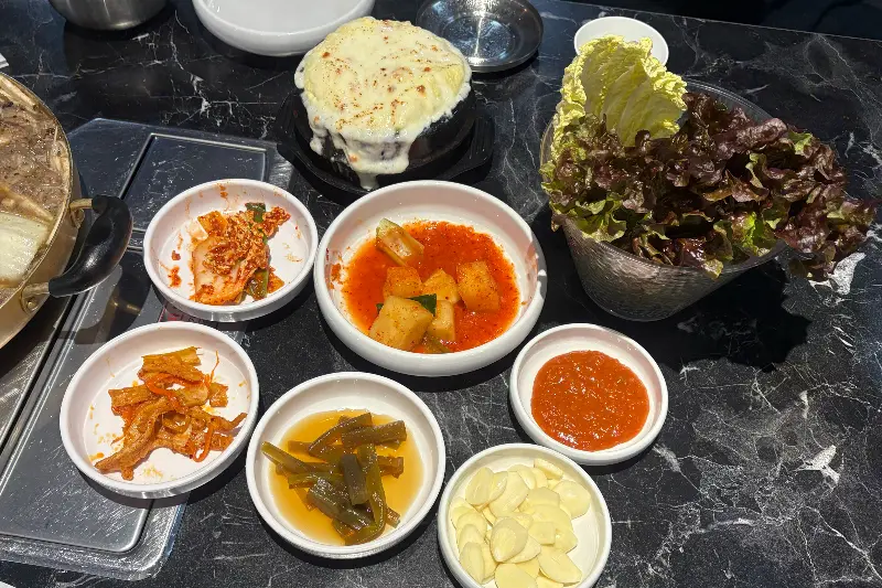 다채로운 밑반찬과 소스