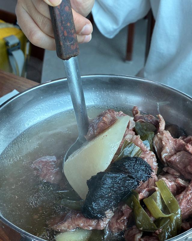 능이소고기국 속 재료를 들어올린 모습