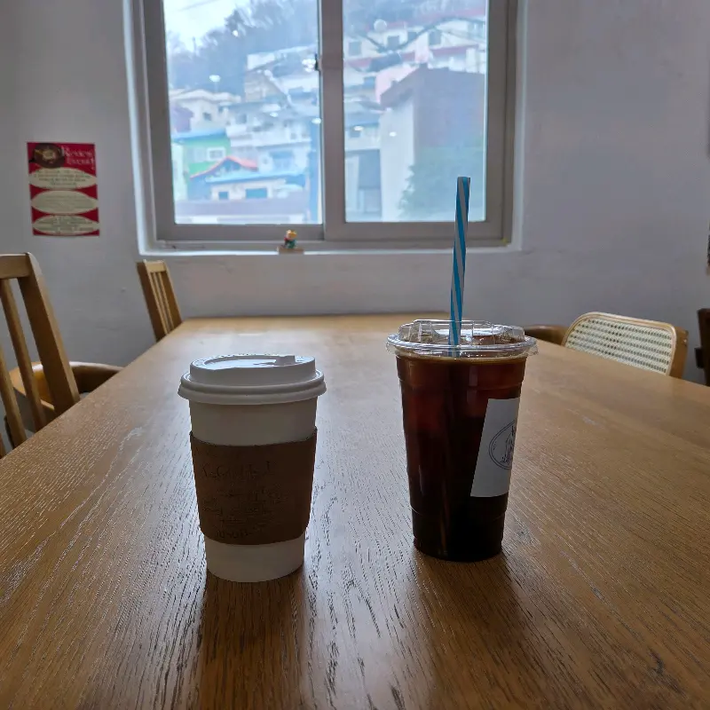 창밖으로 보이는 감천문화마을 풍경