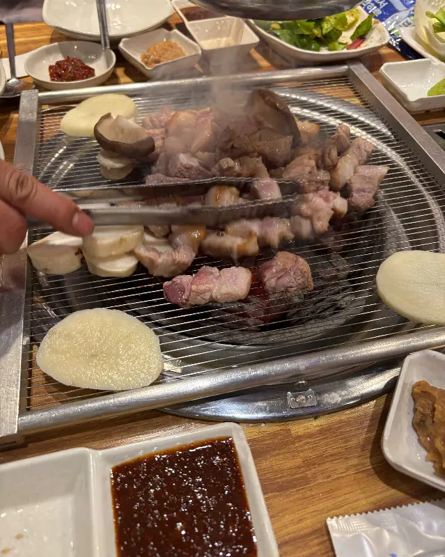 직원분이 직접 구워주는 모습