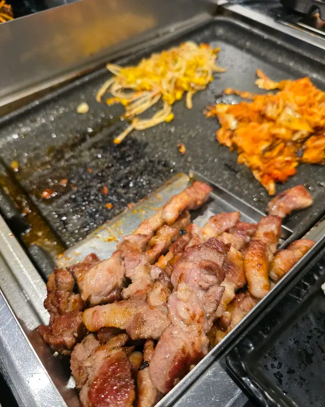 불판 위에 가지런히 놓인 고기의 모습