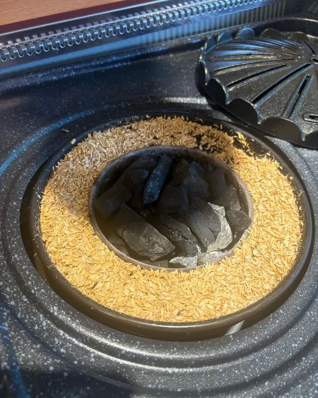 숯불과 왕겨가 담긴 화로