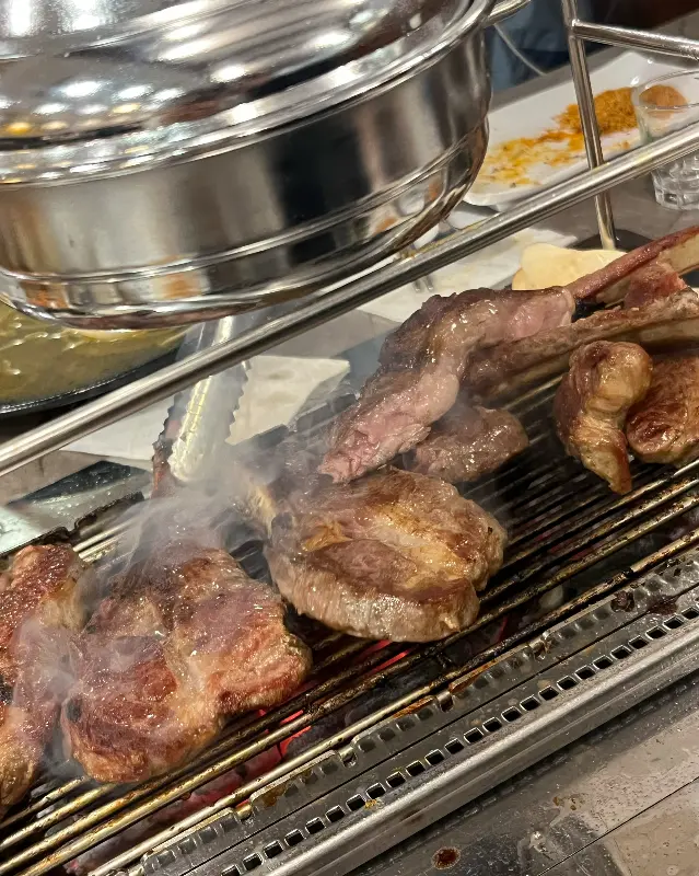 숯불 위에서 익어가는 촉촉한 양갈비