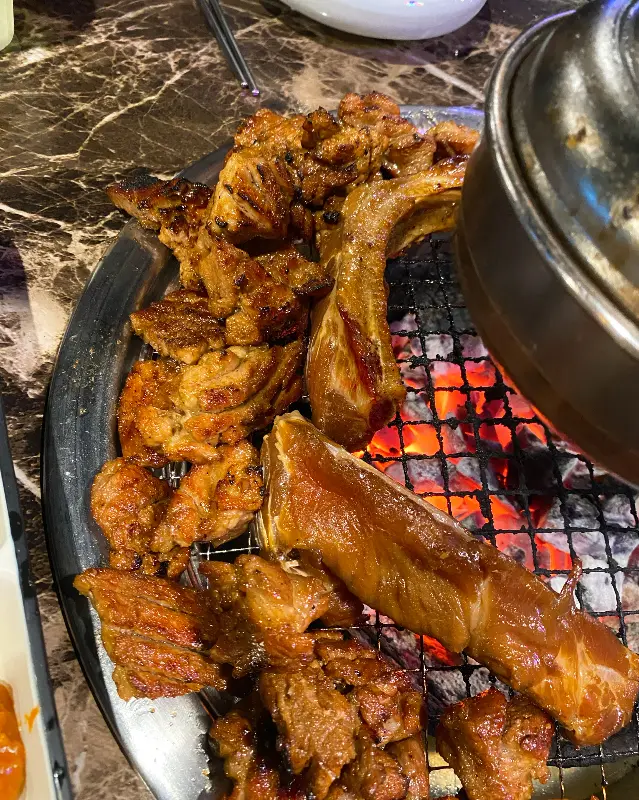 숯불 위에서 익어가는 돼지갈비