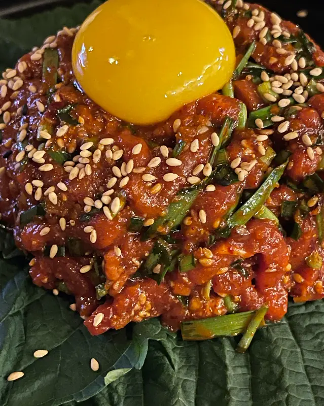 육회 위에 올려진 노른자