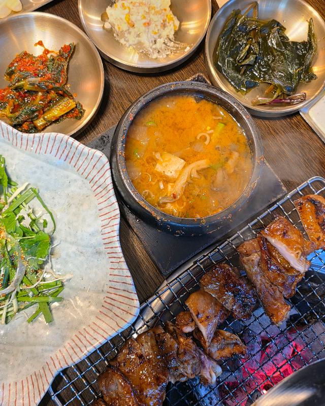 숯불 닭갈비 한상 차림