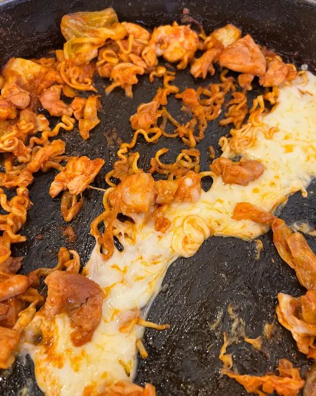 닭갈비와 치즈, 라면 사리를 함께 먹는 모습